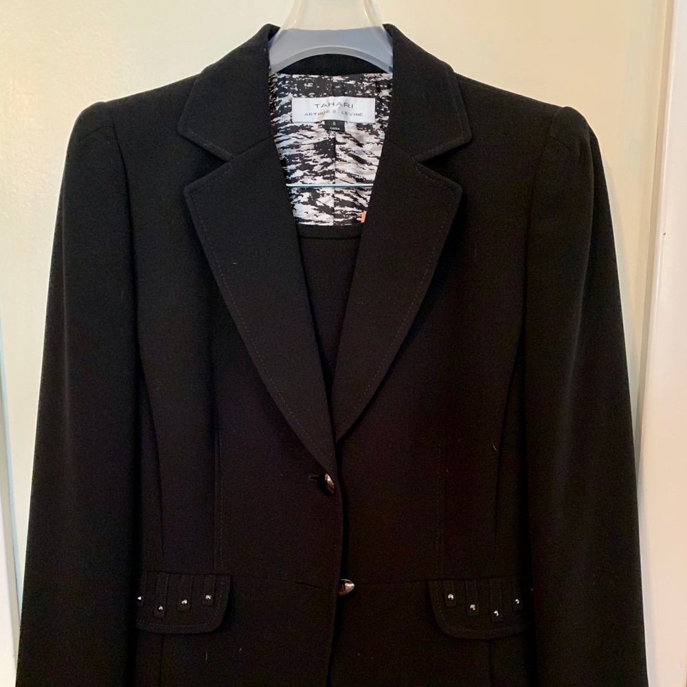 TAHARI ASL lined Suit Jacket and knee length skirt